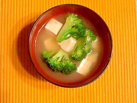 ブロッコリーと豆腐の味噌汁♪